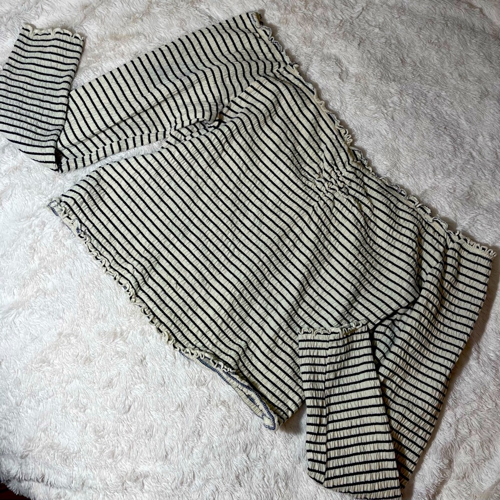 Cropped Off-The-Shoulder Long sleeve Top!! Like New⭐️